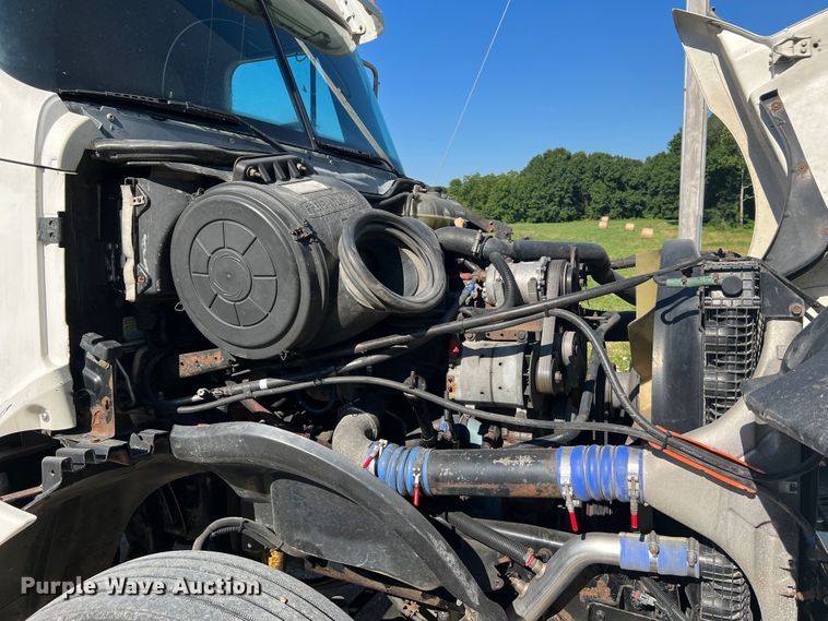 image for item JM9236 2001 Freightliner Columbia  semi truck