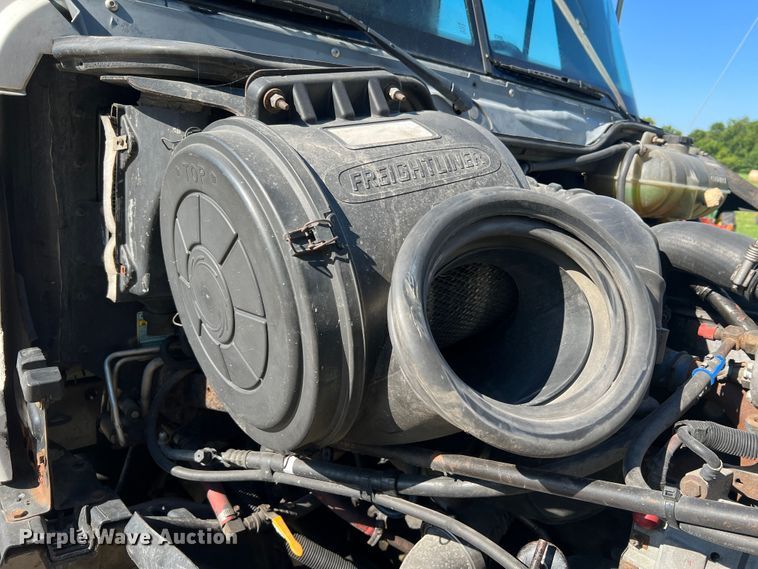 image for item JM9236 2001 Freightliner Columbia  semi truck