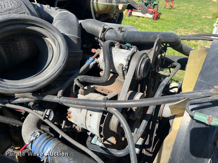 image for item JM9236 2001 Freightliner Columbia  semi truck