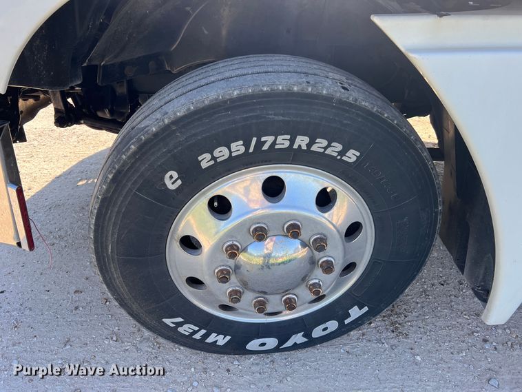 image for item JM9236 2001 Freightliner Columbia  semi truck