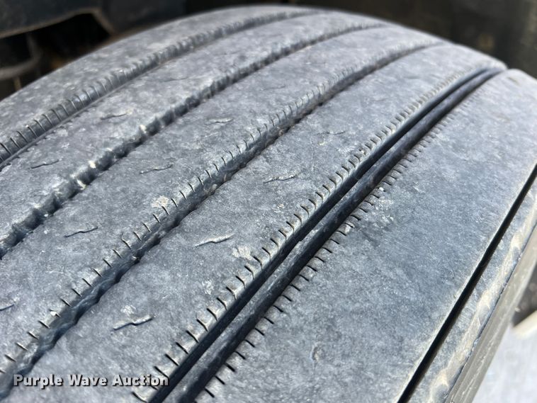 image for item JM9236 2001 Freightliner Columbia  semi truck