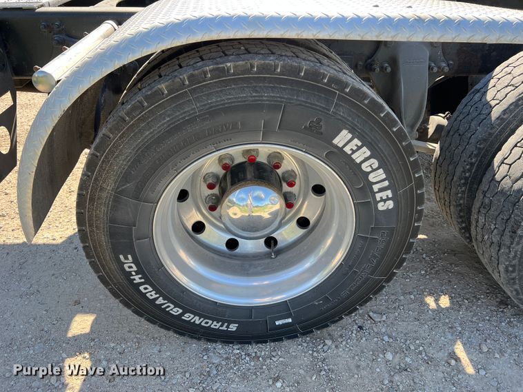 image for item JM9236 2001 Freightliner Columbia  semi truck