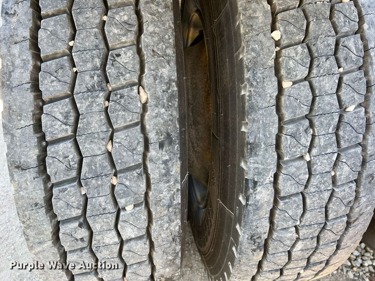 image for item JM9236 2001 Freightliner Columbia  semi truck