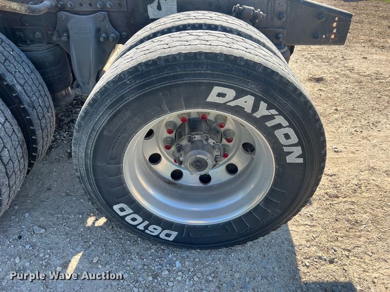 image for item JM9236 2001 Freightliner Columbia  semi truck