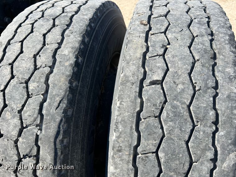 image for item JM9236 2001 Freightliner Columbia  semi truck