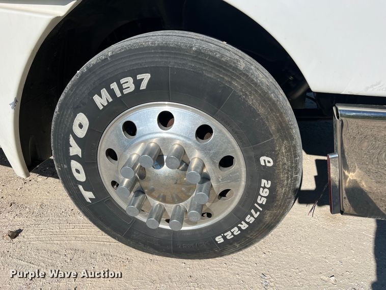 image for item JM9236 2001 Freightliner Columbia  semi truck