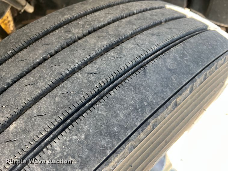 image for item JM9236 2001 Freightliner Columbia  semi truck