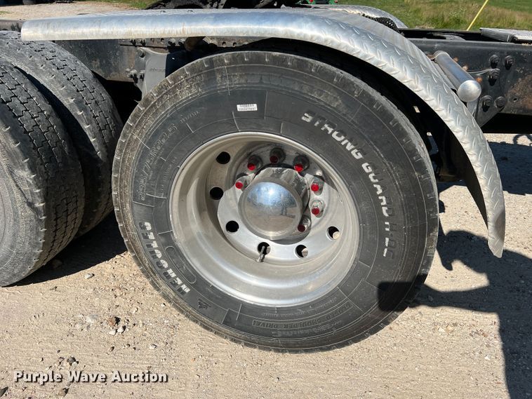 image for item JM9236 2001 Freightliner Columbia  semi truck