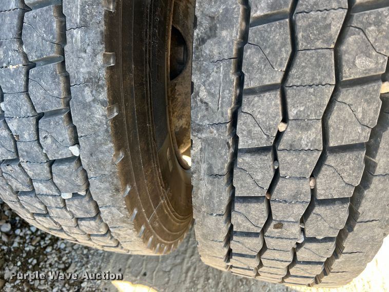 image for item JM9236 2001 Freightliner Columbia  semi truck