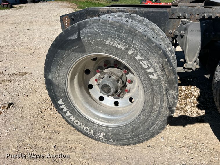 image for item JM9236 2001 Freightliner Columbia  semi truck