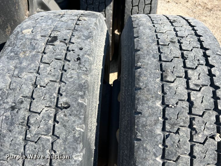 image for item JM9236 2001 Freightliner Columbia  semi truck