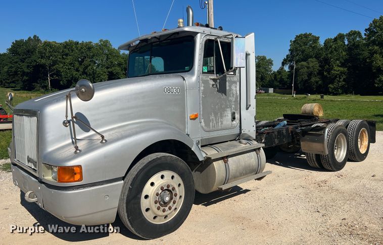 image for item JM9238 1993 International 9400  semi truck