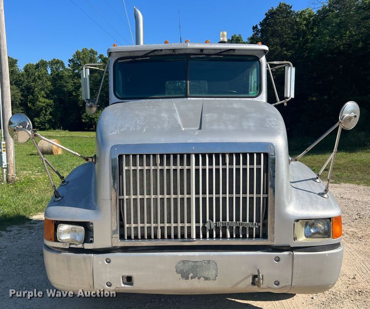 image for item JM9238 1993 International 9400  semi truck