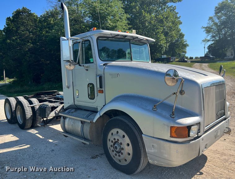 image for item JM9238 1993 International 9400  semi truck