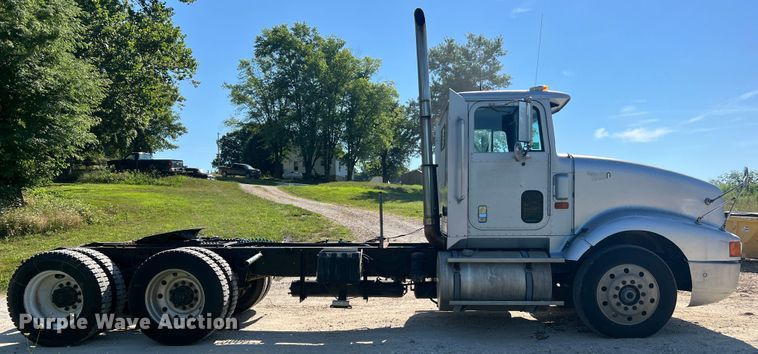 image for item JM9238 1993 International 9400  semi truck