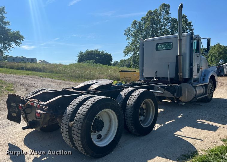 image for item JM9238 1993 International 9400  semi truck