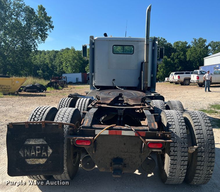 image for item JM9238 1993 International 9400  semi truck