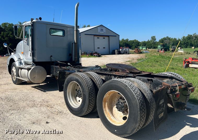 image for item JM9238 1993 International 9400  semi truck