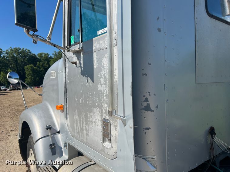 image for item JM9238 1993 International 9400  semi truck