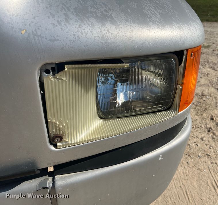 image for item JM9238 1993 International 9400  semi truck