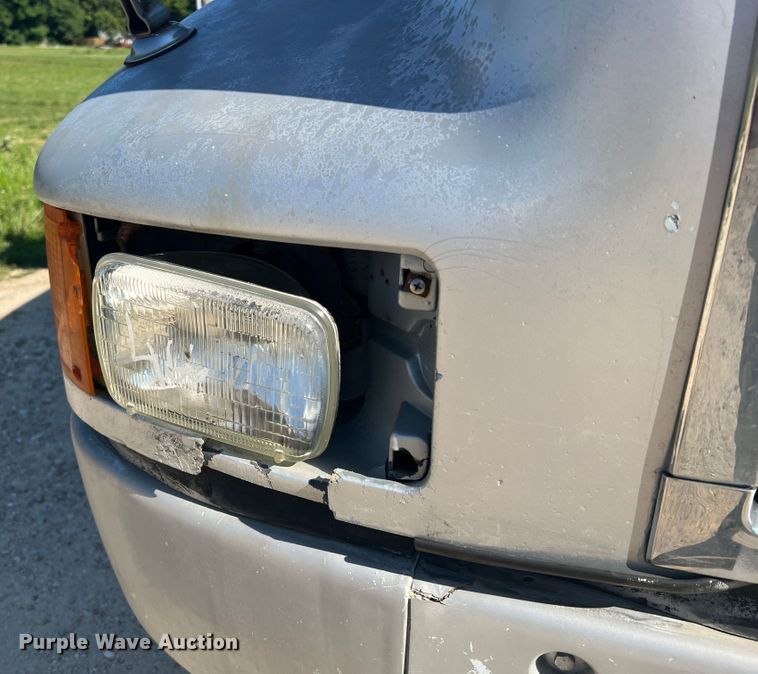 image for item JM9238 1993 International 9400  semi truck