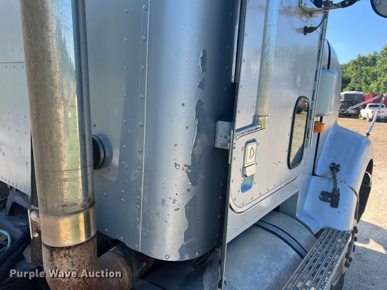 image for item JM9238 1993 International 9400  semi truck