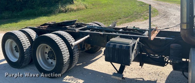 image for item JM9238 1993 International 9400  semi truck