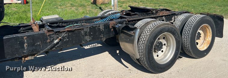 image for item JM9238 1993 International 9400  semi truck