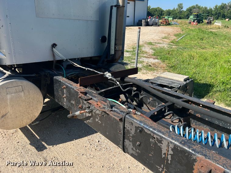 image for item JM9238 1993 International 9400  semi truck