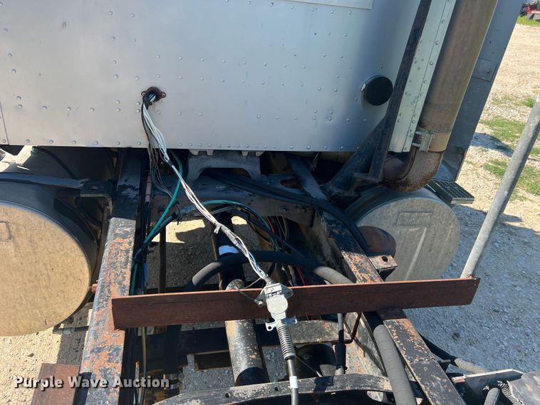 image for item JM9238 1993 International 9400  semi truck