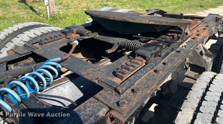 image for item JM9238 1993 International 9400  semi truck