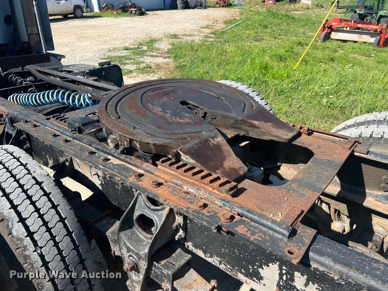 image for item JM9238 1993 International 9400  semi truck