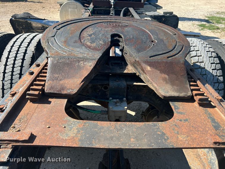 image for item JM9238 1993 International 9400  semi truck