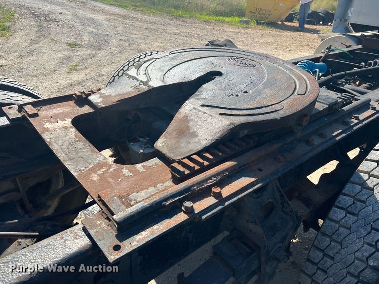 image for item JM9238 1993 International 9400  semi truck