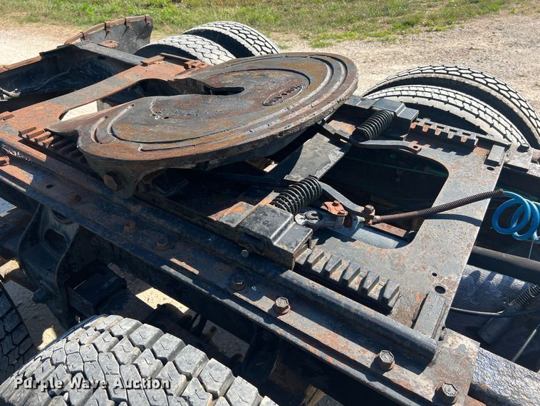 image for item JM9238 1993 International 9400  semi truck