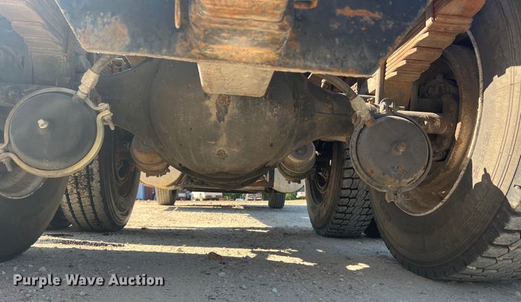 image for item JM9238 1993 International 9400  semi truck