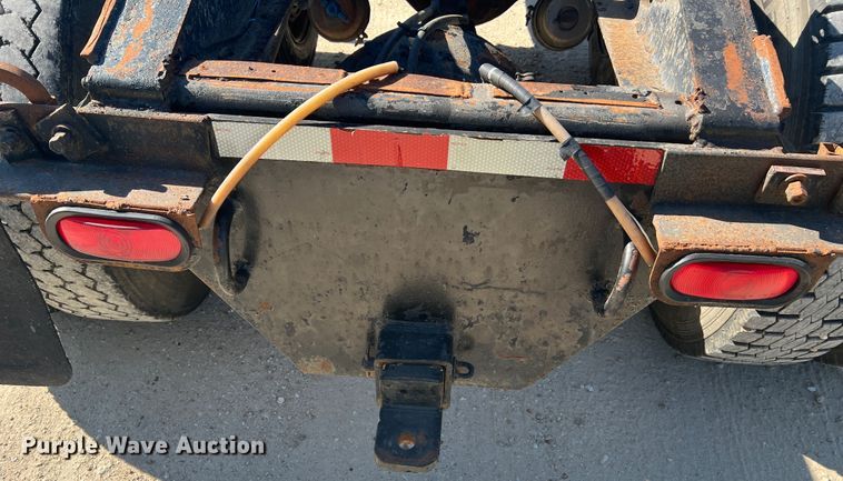 image for item JM9238 1993 International 9400  semi truck