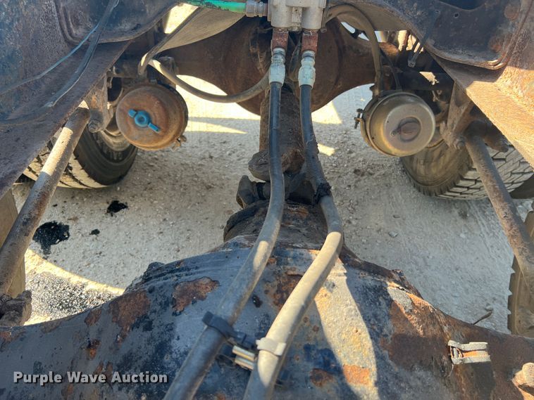 image for item JM9238 1993 International 9400  semi truck