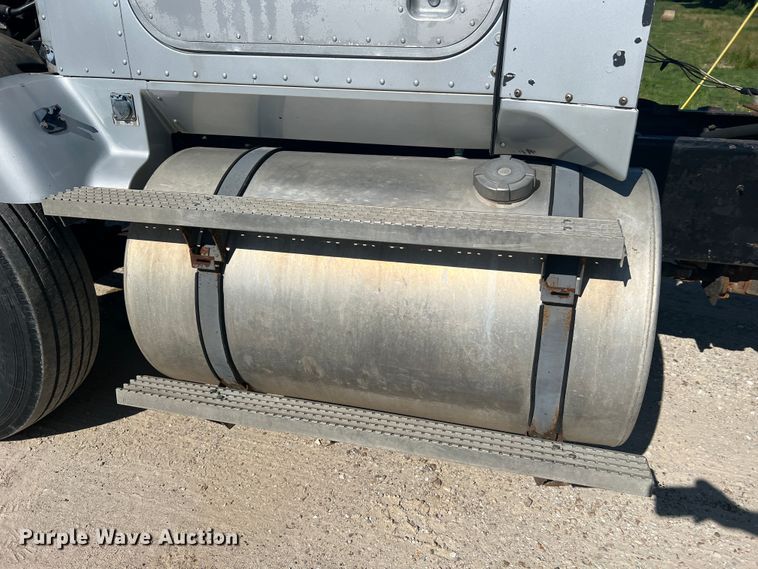 image for item JM9238 1993 International 9400  semi truck