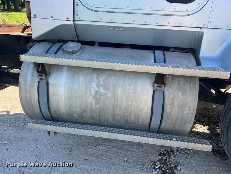 image for item JM9238 1993 International 9400  semi truck