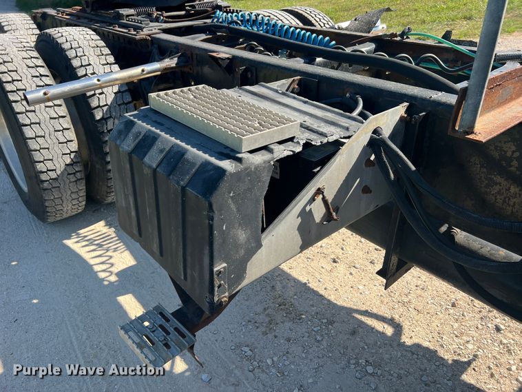 image for item JM9238 1993 International 9400  semi truck