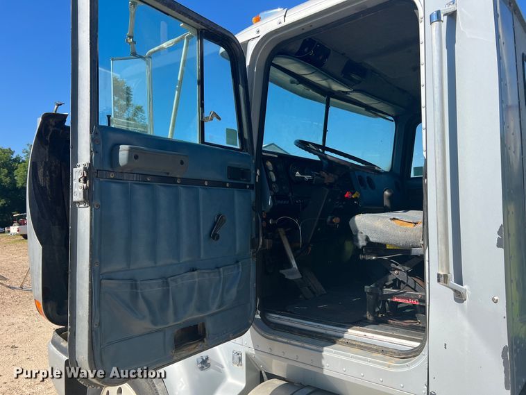 image for item JM9238 1993 International 9400  semi truck