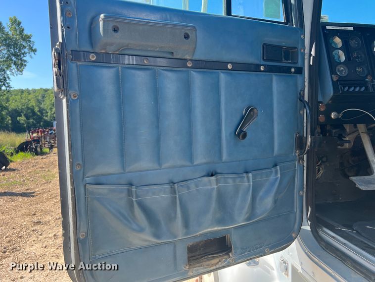 image for item JM9238 1993 International 9400  semi truck