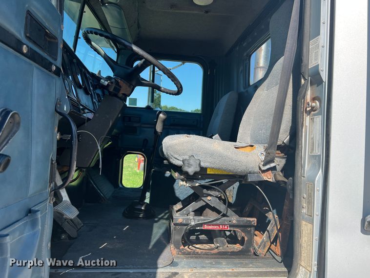 image for item JM9238 1993 International 9400  semi truck