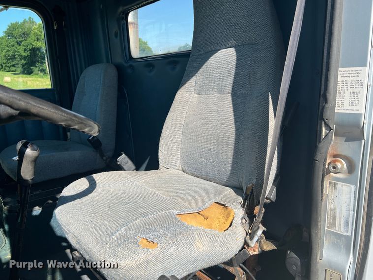 image for item JM9238 1993 International 9400  semi truck