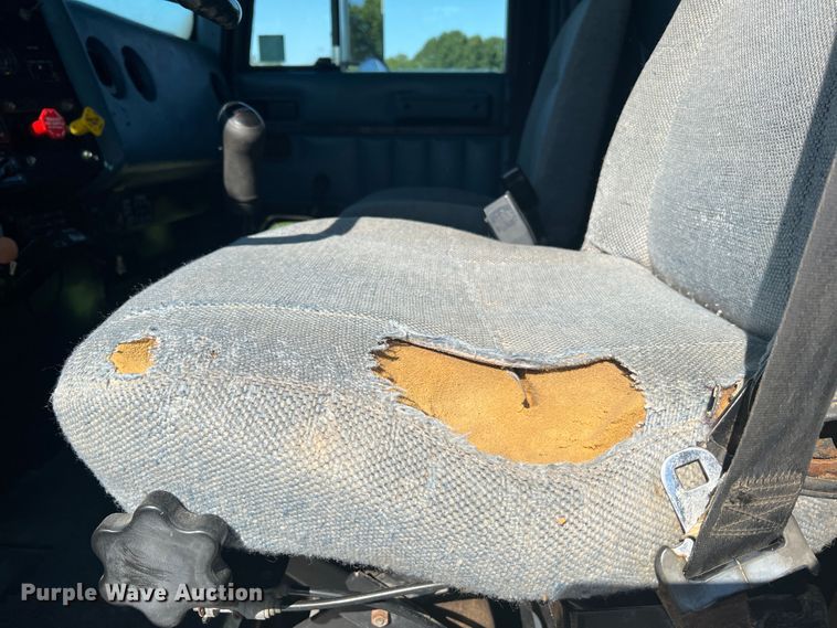 image for item JM9238 1993 International 9400  semi truck