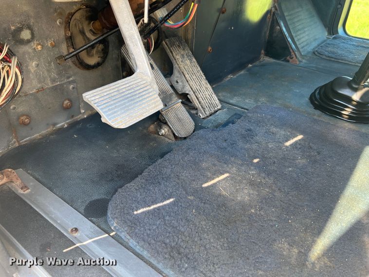 image for item JM9238 1993 International 9400  semi truck