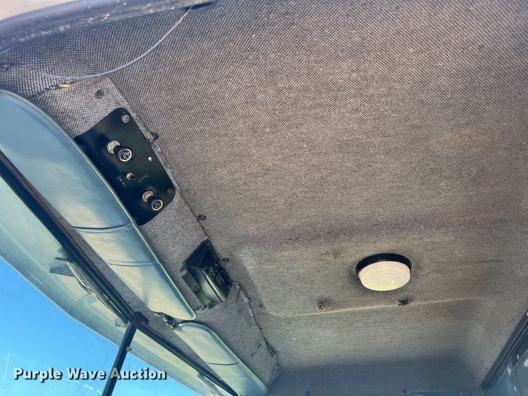 image for item JM9238 1993 International 9400  semi truck