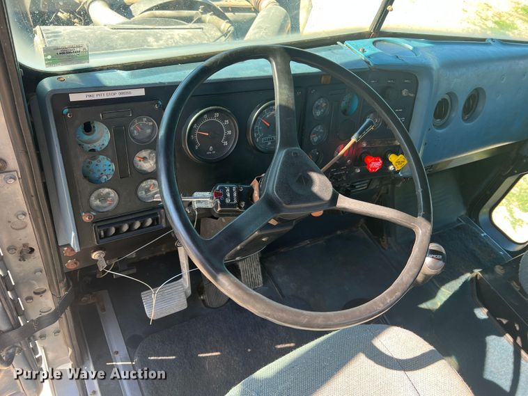 image for item JM9238 1993 International 9400  semi truck