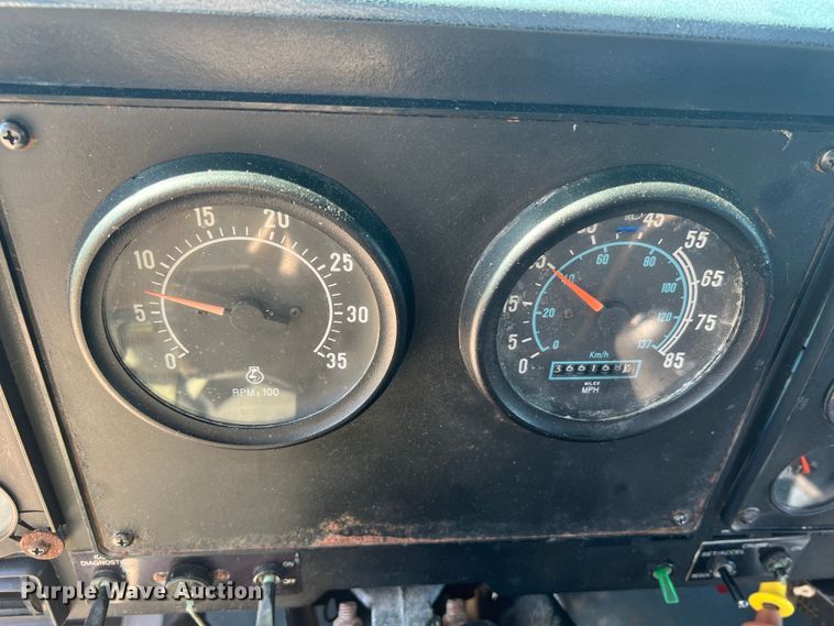 image for item JM9238 1993 International 9400  semi truck